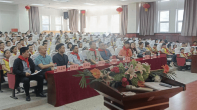 《中国梦》作者与新疆的“红领巾”共话中国梦