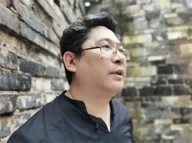 以时间之外的思考阐述生命的隐喻性